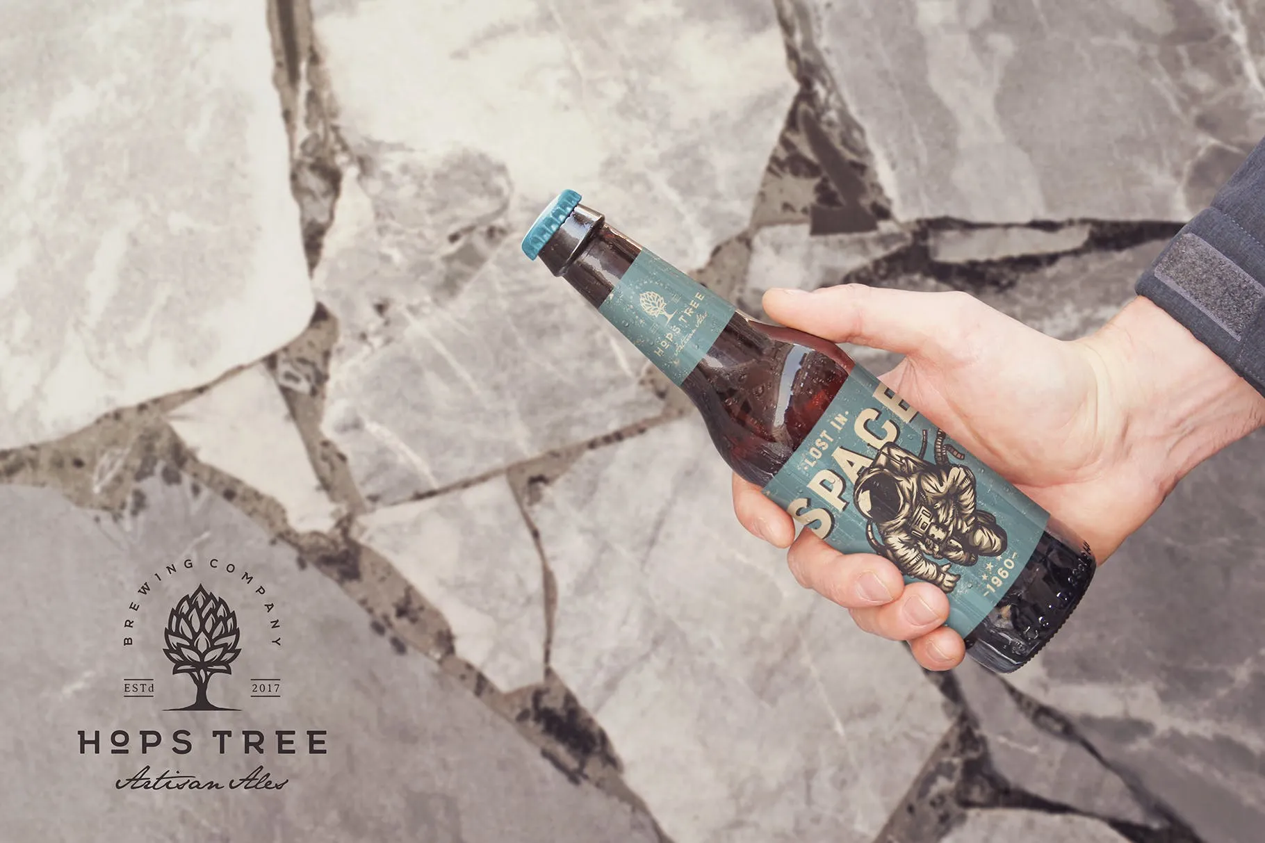 手持啤酒瓶素材库精选模板 Get Beer Bottle Mockup插图(2)