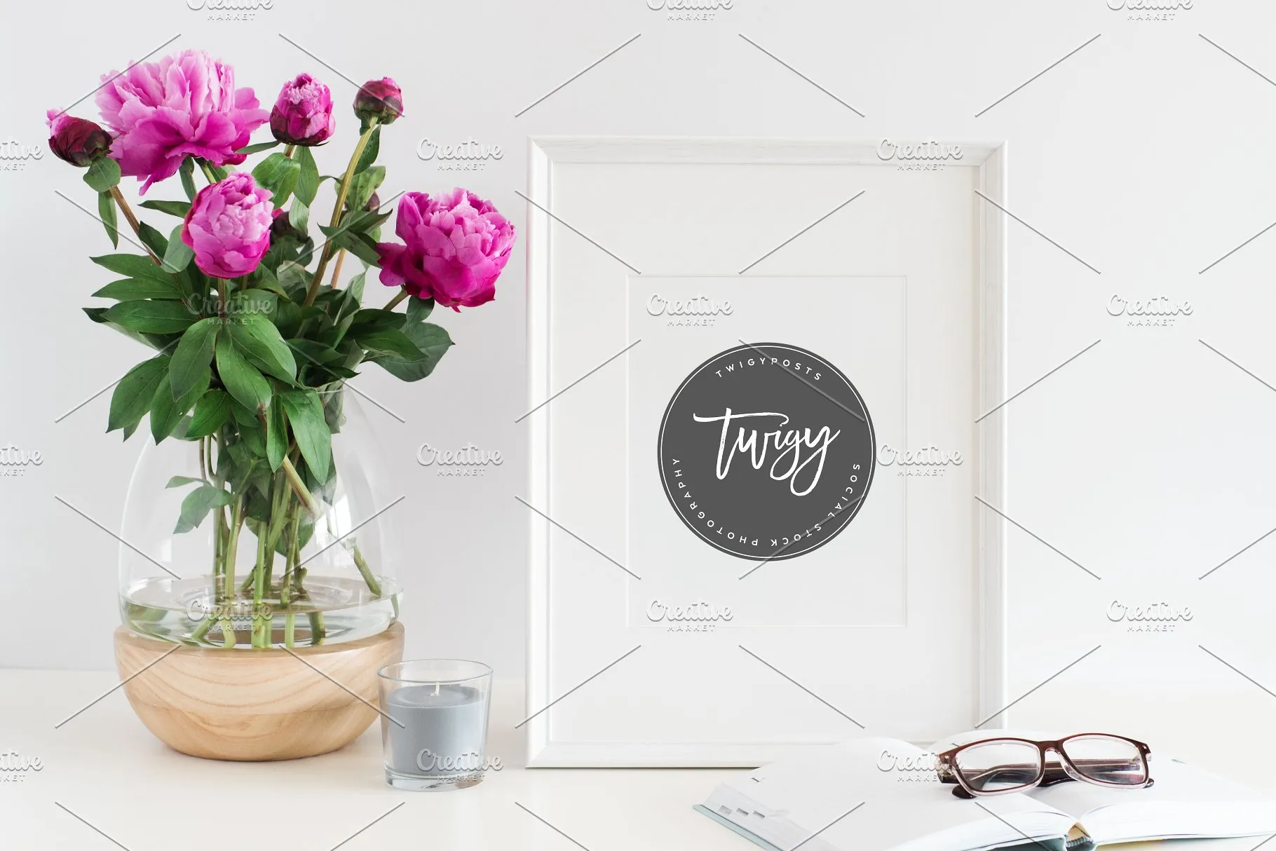 办公氛围相框样机 Styled Stock Photo Frame Mockup |PSD插图