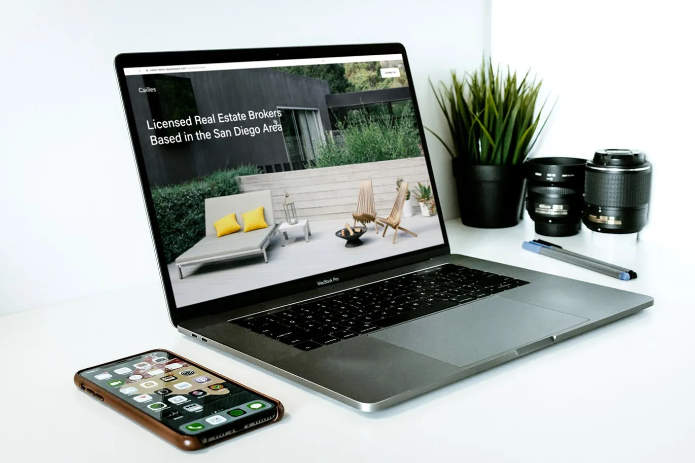 办公桌场景MacBook Pro屏幕预览样机模板v1 Macbook Pro Mockup Set Vol 01插图(5)