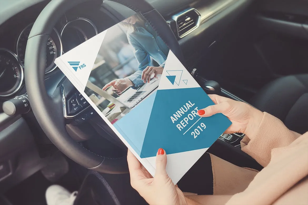 图书/产品手册内页排版设计效果样机模板 Book / Catalog In Hand Mockup插图(2)