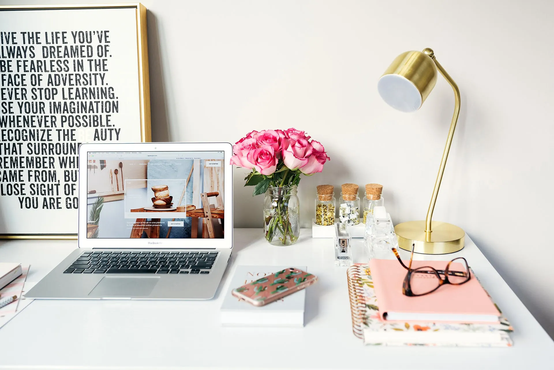 MacBook实景使用场景样机模板v13 Macbook Mockups Vol 13 – Working on Laptop插图(4)