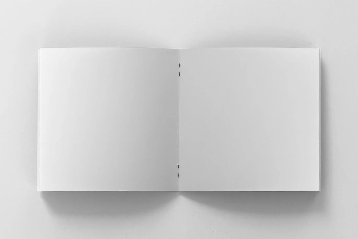 方形画册产品手册内页俯视图样机素材库精选 Square Brochure Open Pages Mockup Top View插图(1)