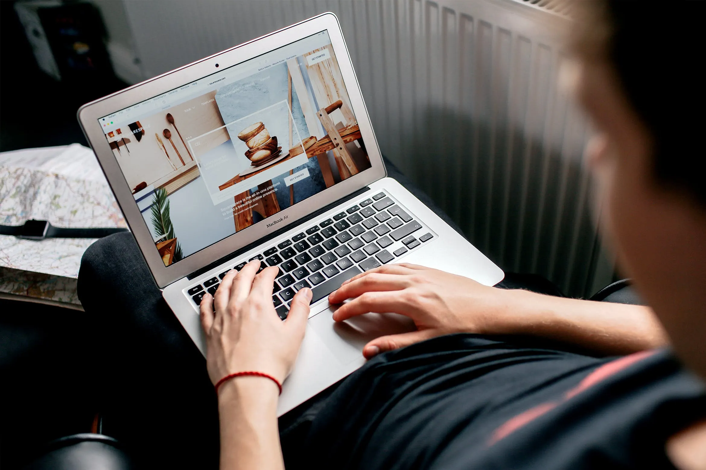 MacBook实景使用场景样机模板v13 Macbook Mockups Vol 13 – Working on Laptop插图